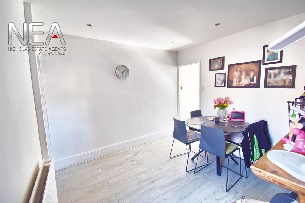 Property photo 3 of 11 Dining Room