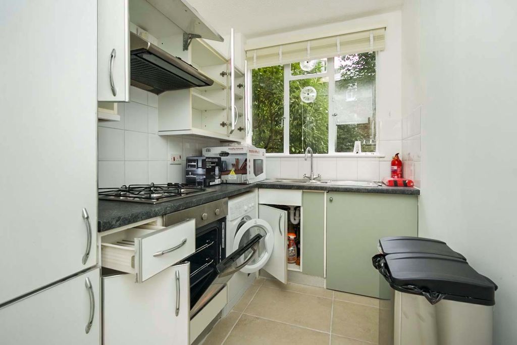 Property photo 3 of 9 8 Kitchen Thurleigh