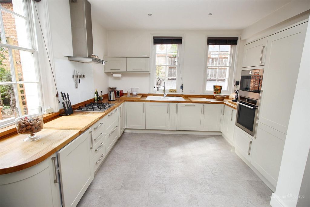 Property photo 3 of 18 Kitchen