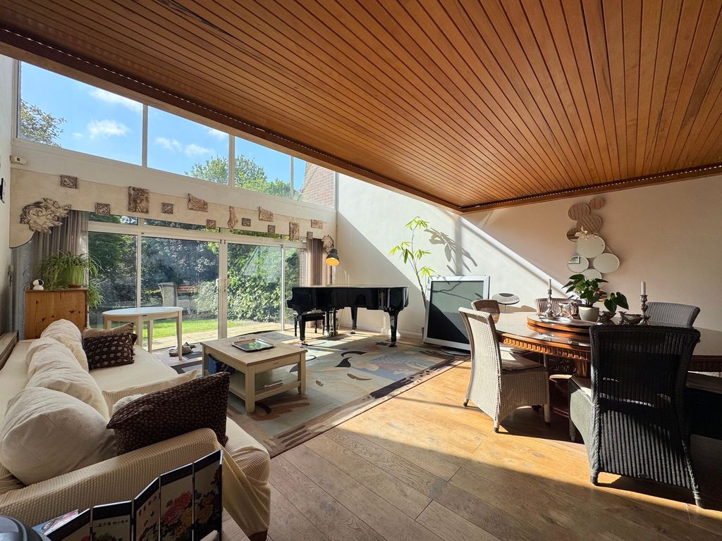 Property photo 2 of 16 Lounge