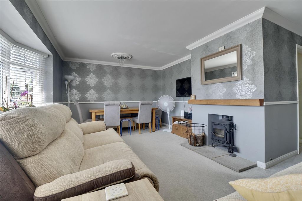 Property photo 2 of 19 F8Ac32Dd-C5E1-4B7C-8Eac-De16684F5A36_1_201_A.Jpeg