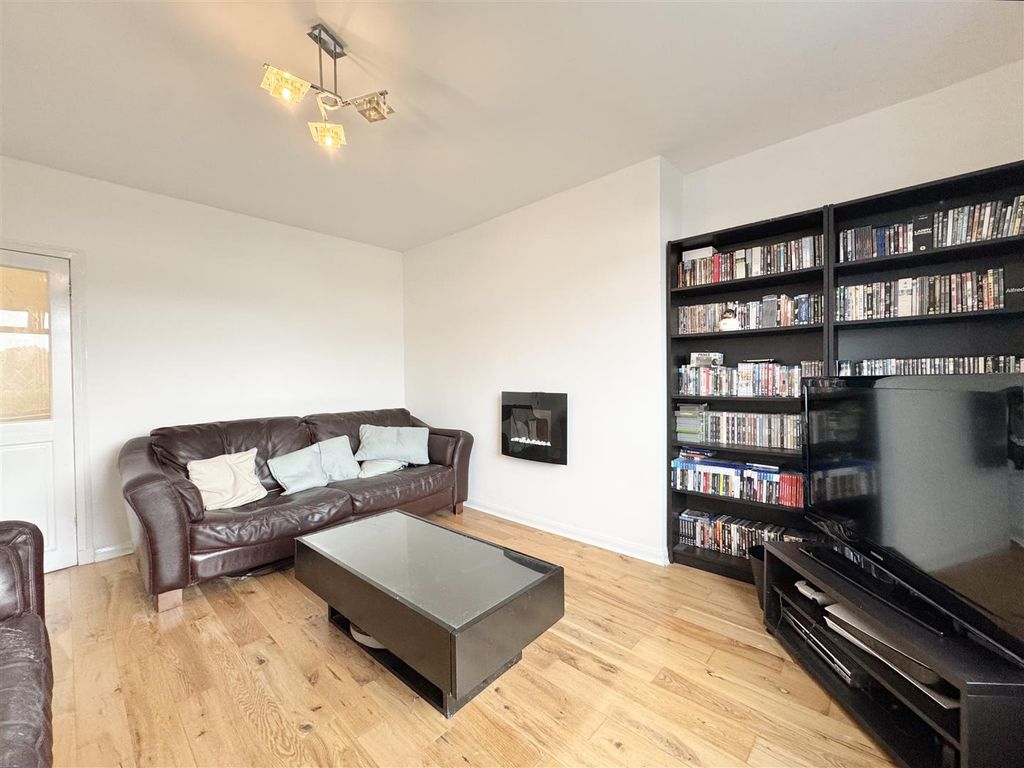 Property photo 3 of 9 Lounge