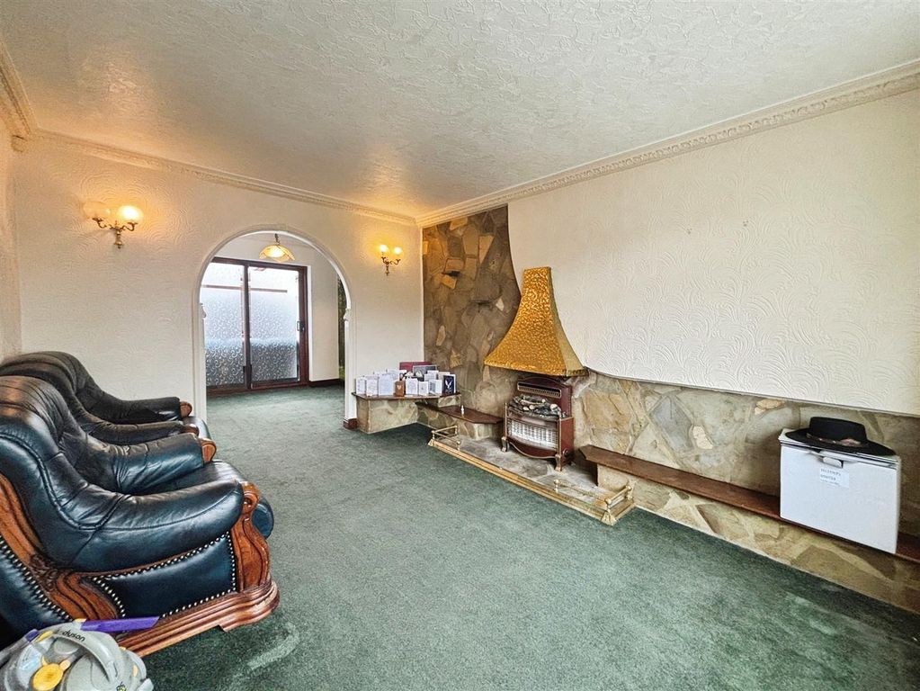 Property photo 3 of 20 Lounge