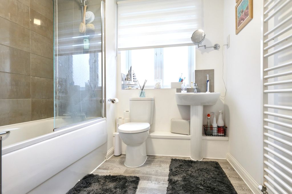 Additional image 9 of 2 bed flat for saleFlat 8 Merlin House, Centenary Way, Witney OX29