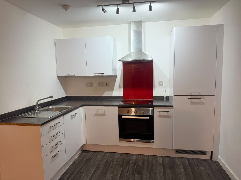 Property photo 1 of 10 Spacious One-Bedroom Flat To Let – £800 Pcm