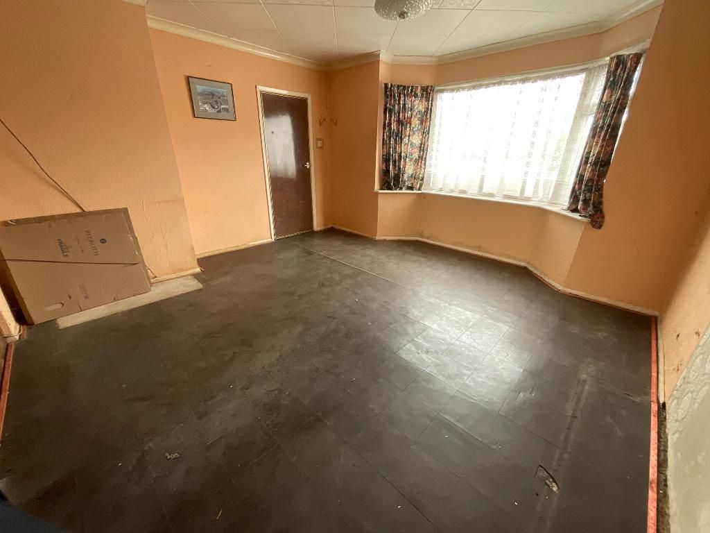 Property photo 2 of 15 Living Room 13'8 x 13'6