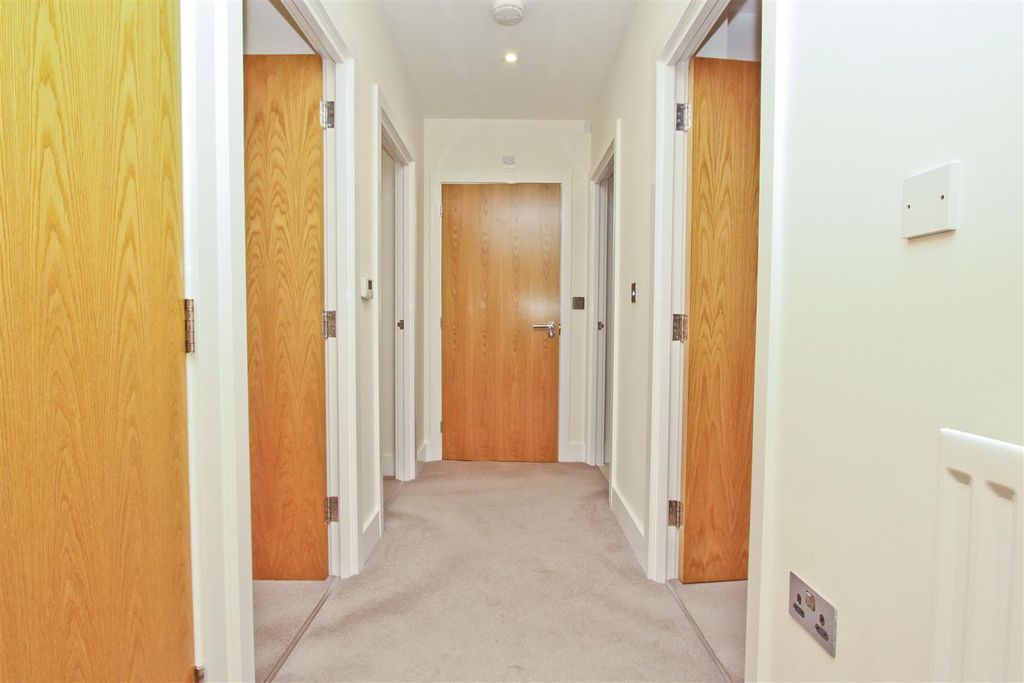 Property photo 2 of 17 Hallway