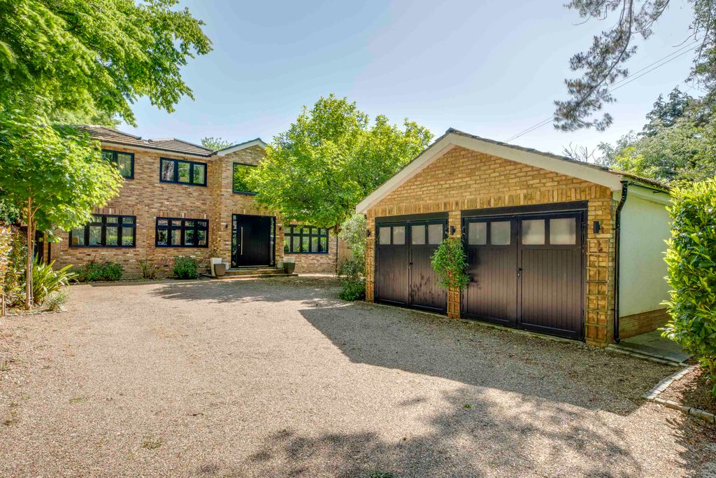 Property photo 2 of 28 Kendalmead, Burtons Lane, Hp8 4Ba (Low Res)-6