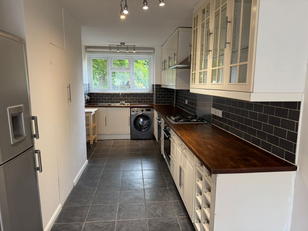 Property photo 3 of 10 Kitchen 1