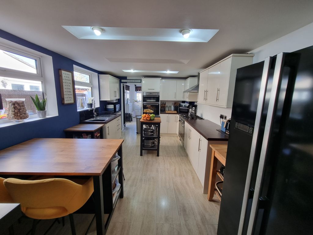 Property photo 2 of 18 Breakfast Kitchen