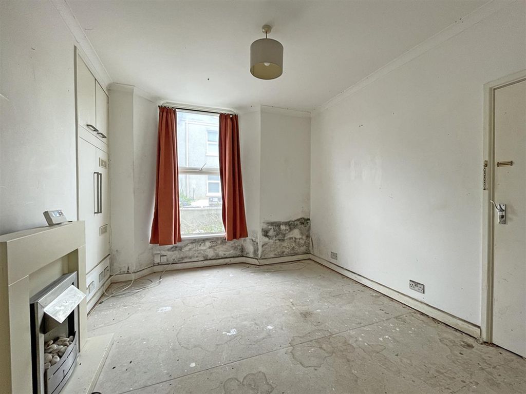 Property photo 3 of 7 Charlotte Street 41 Flat 2 Living Room 1.Jpg