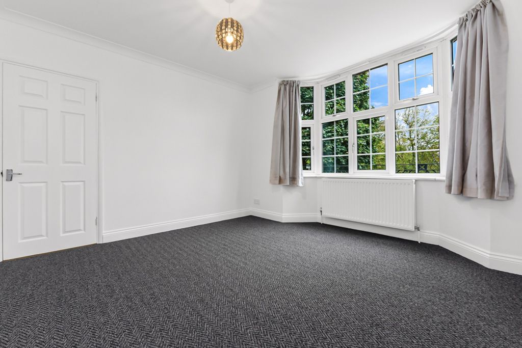 Property photo 2 of 12 Lounge.