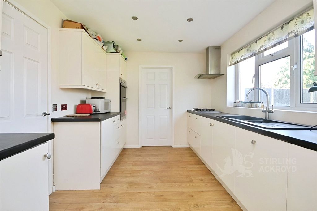 Property photo 2 of 10 Kitchen