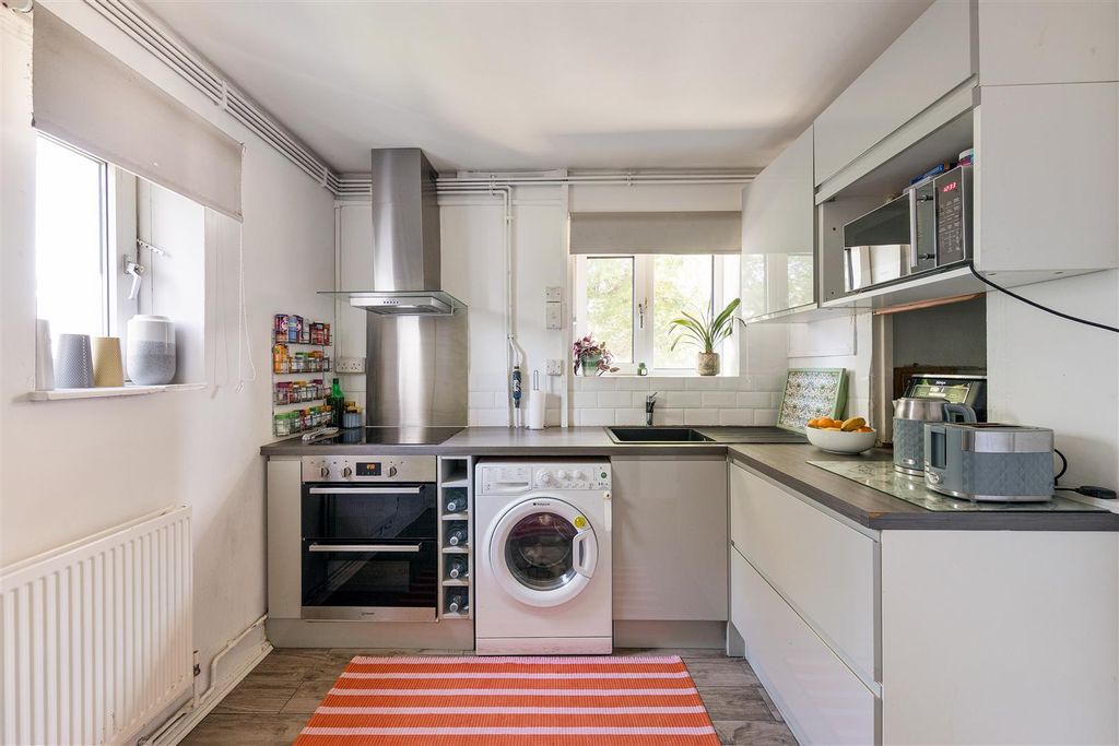 Property photo 2 of 14 Fernhill Court, E17