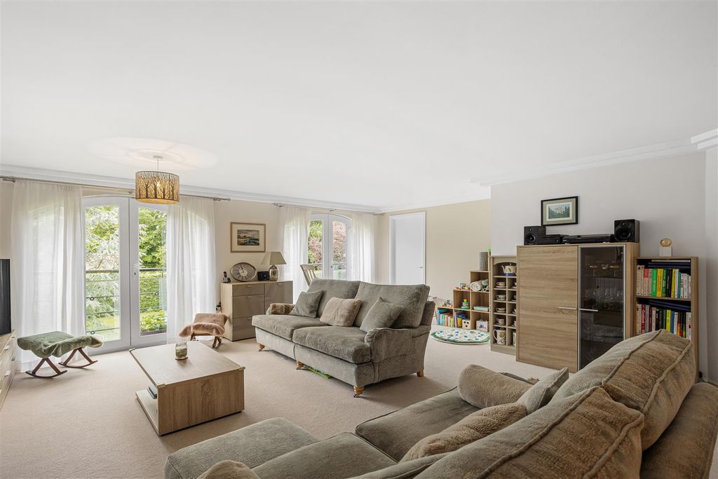 Property photo 2 of 33 Flat_5_Masters_House__10.Jpg