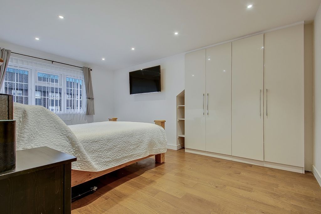 Property photo 2 of 24 4552863