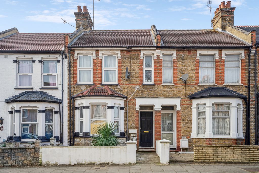 Property photo 1 of 15 Chain-Free Two-Bedroom Ground Floor Flat With A Private Rear Garden