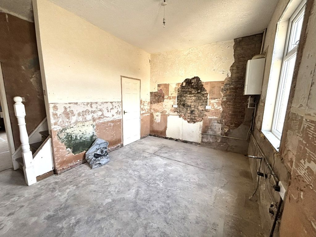Property photo 3 of 10 Kitchen