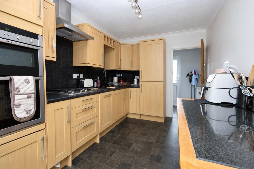 Property photo 2 of 16 F0A28223-4947-4732-86A0-Ef98Ab93Fa23.Png