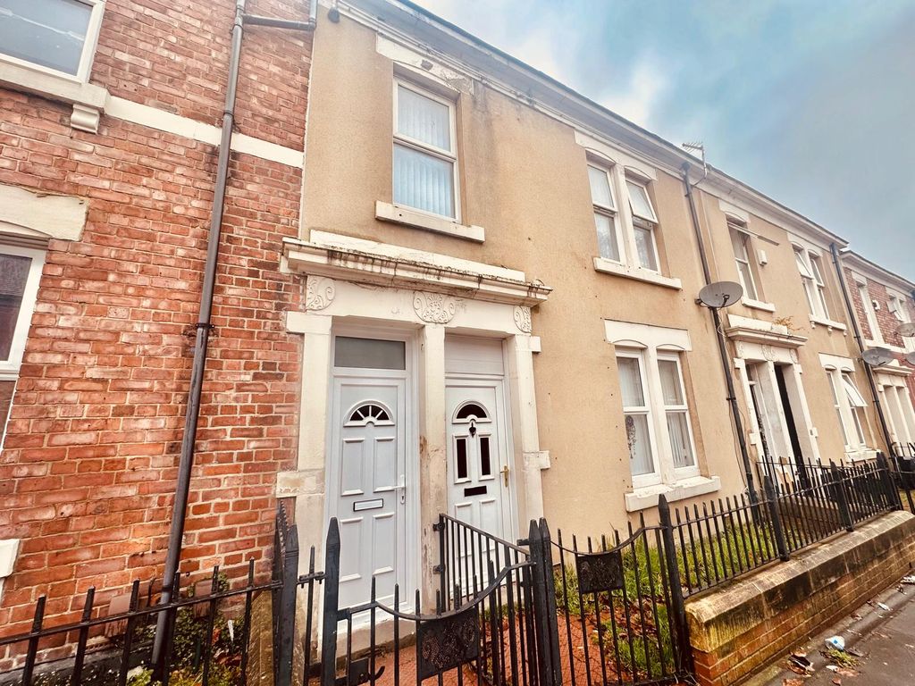 Property photo 1 of 12 4 Bed Flat To Let