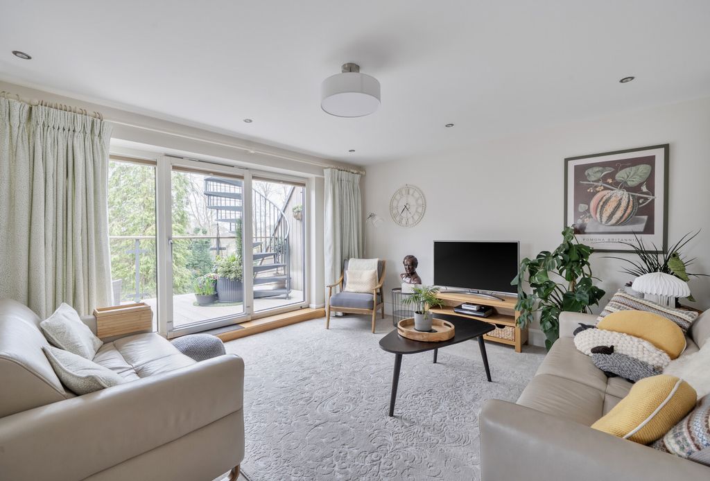 Property photo 3 of 16 Sitting Room