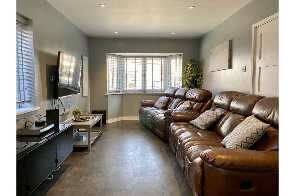 Property photo 2 of 20 Lounge