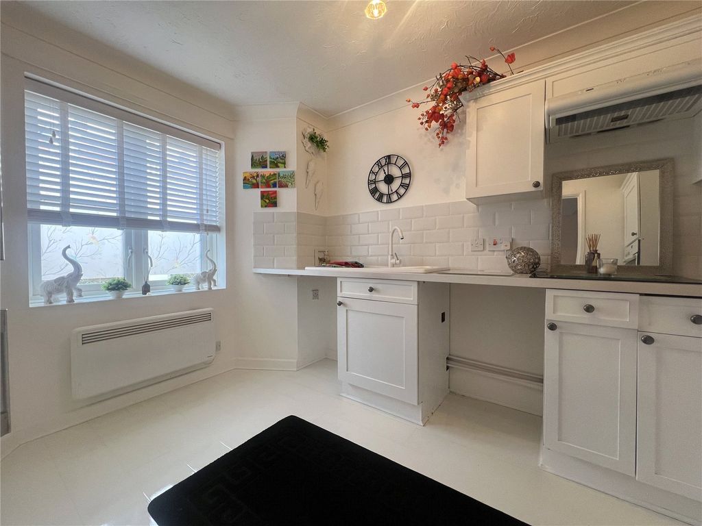 Property photo 3 of 11 Kitchen