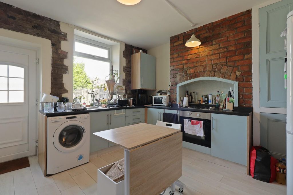 Property photo 3 of 19 Dining Kitchen
