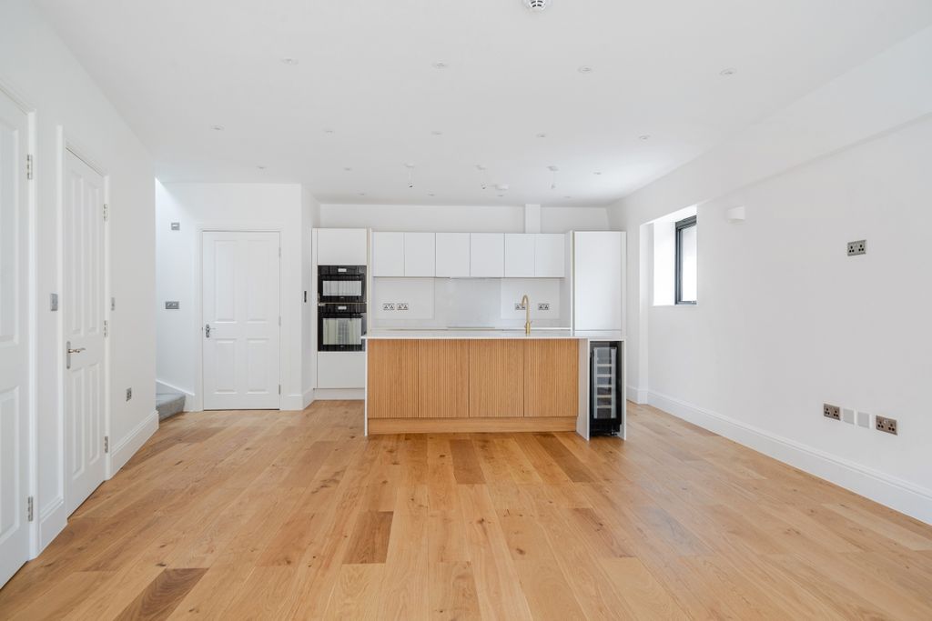 Property photo 1 of 16 1294958-10-68261B...