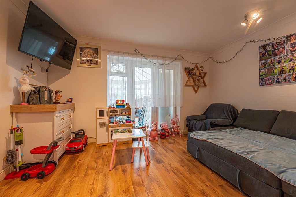 Property photo 2 of 28
