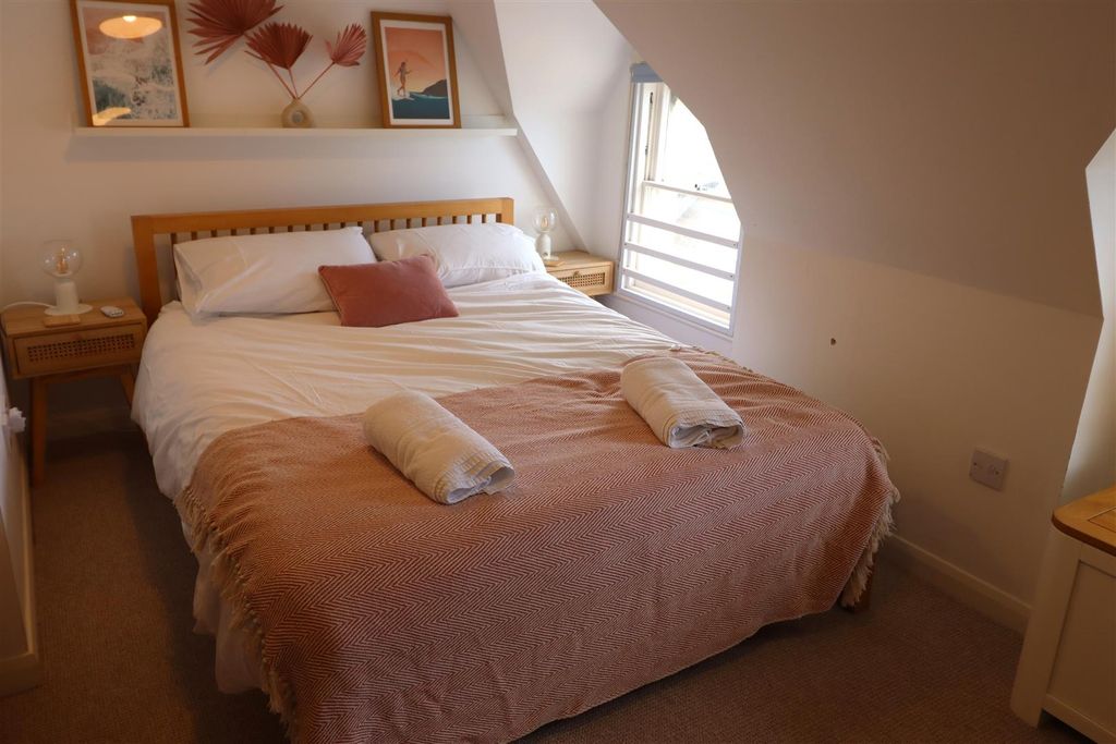 Property photo 3 of 5 Bedroom.Jpg