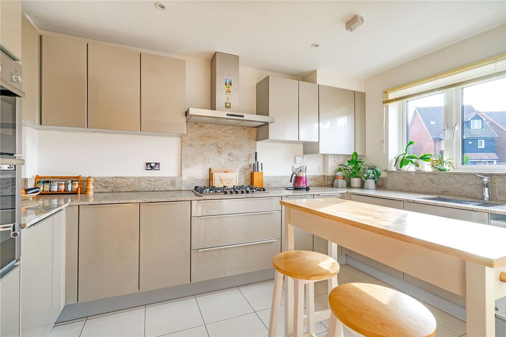 Property photo 2 of 15 Kitchen/Breakfast