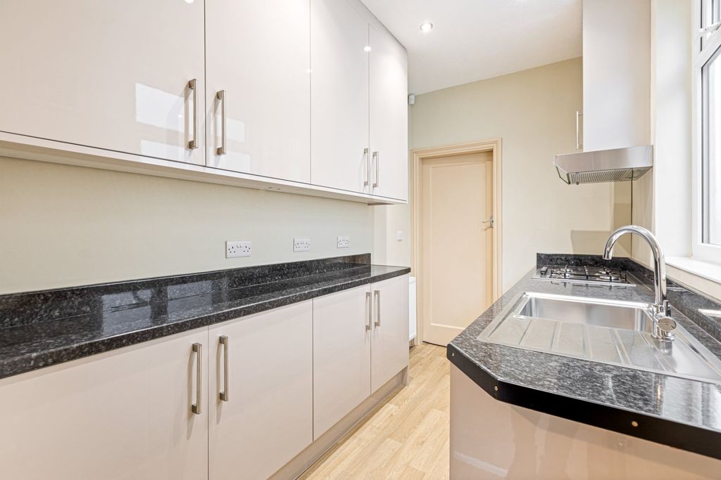 Property photo 3 of 25