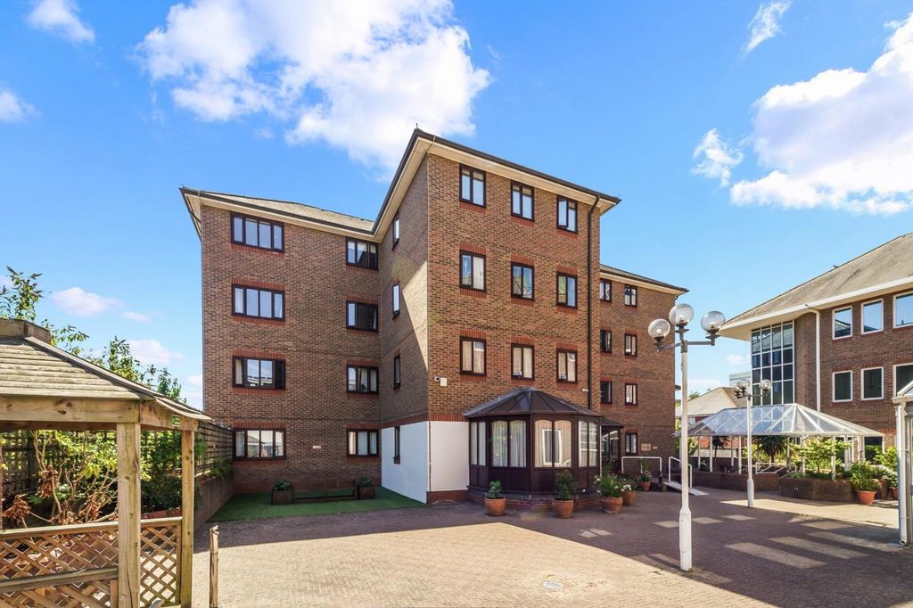 Property photo 1 of 14 Upper High Street