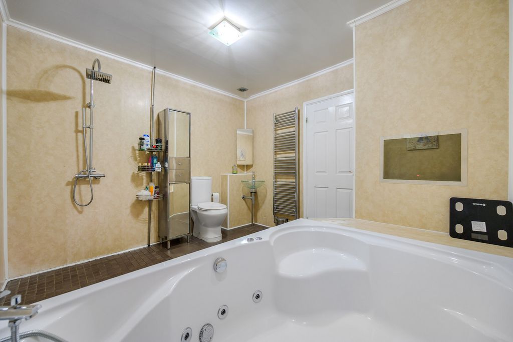 Property photo 3 of 20
