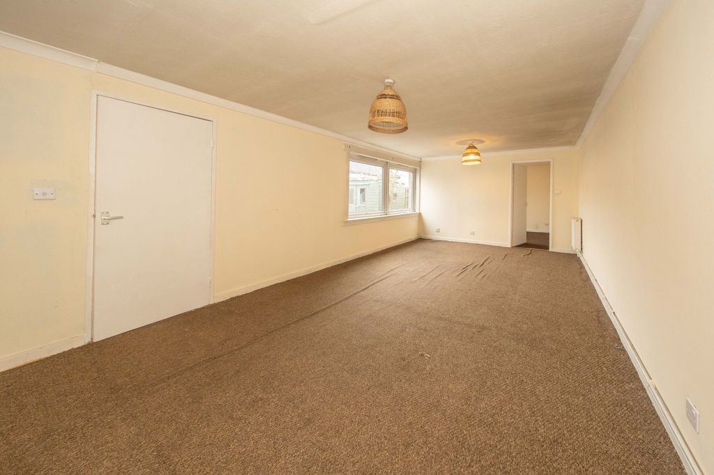 Property photo 2 of 19 Lounge