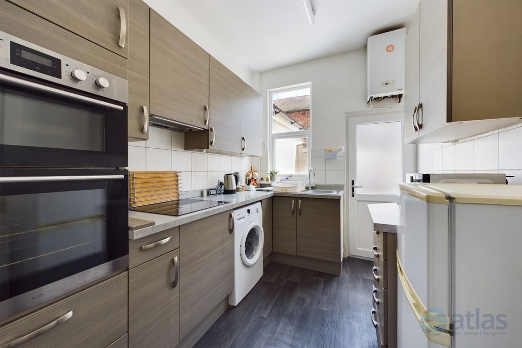 Property photo 3 of 17 Kitchen