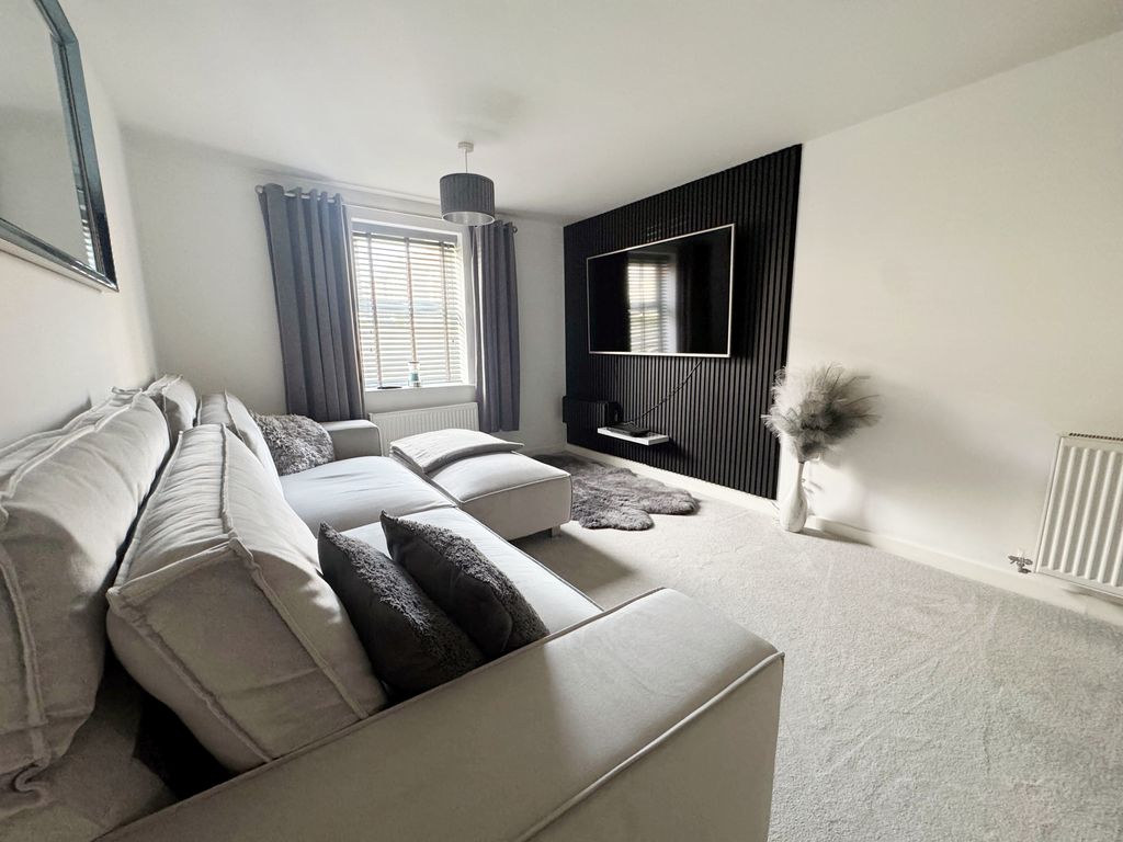 Property photo 2 of 7 Cloatley4d