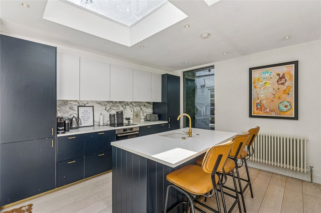 Property photo 3 of 11 Kitchen