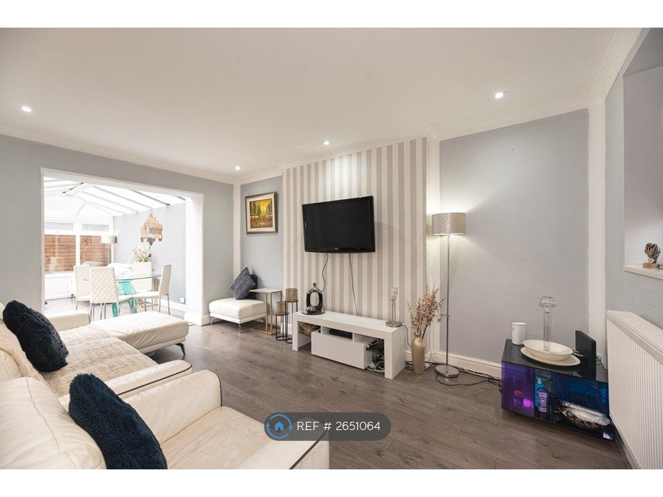 Property photo 1 of 20 Living Room