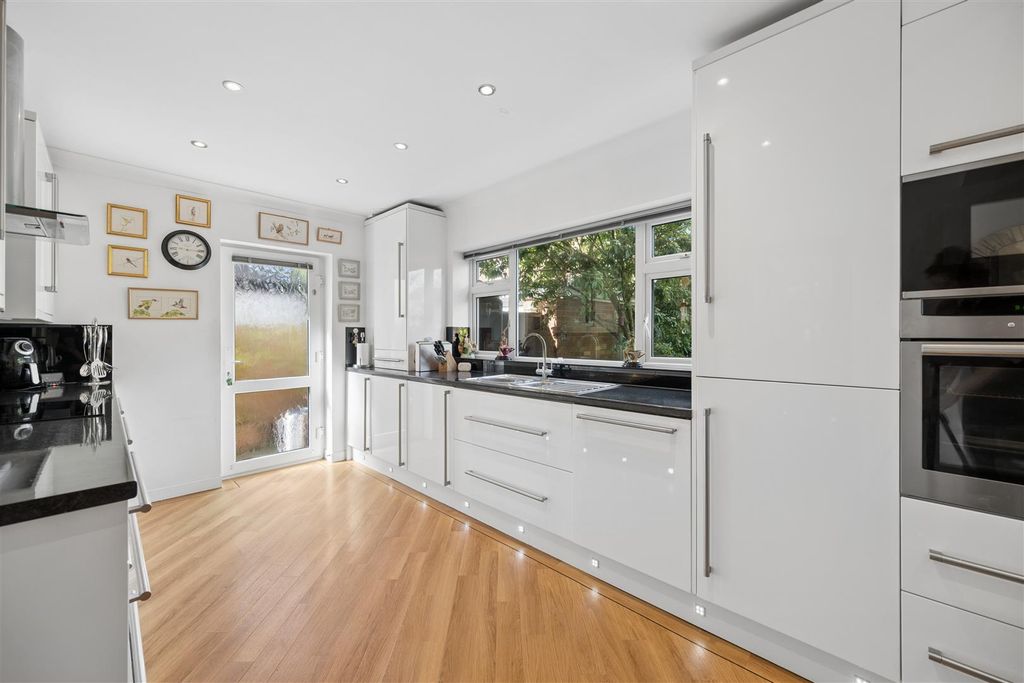 Property photo 3 of 32 Kitchen