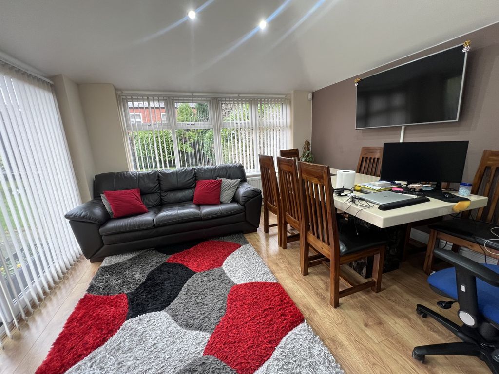 Property photo 2 of 12 Conservatory