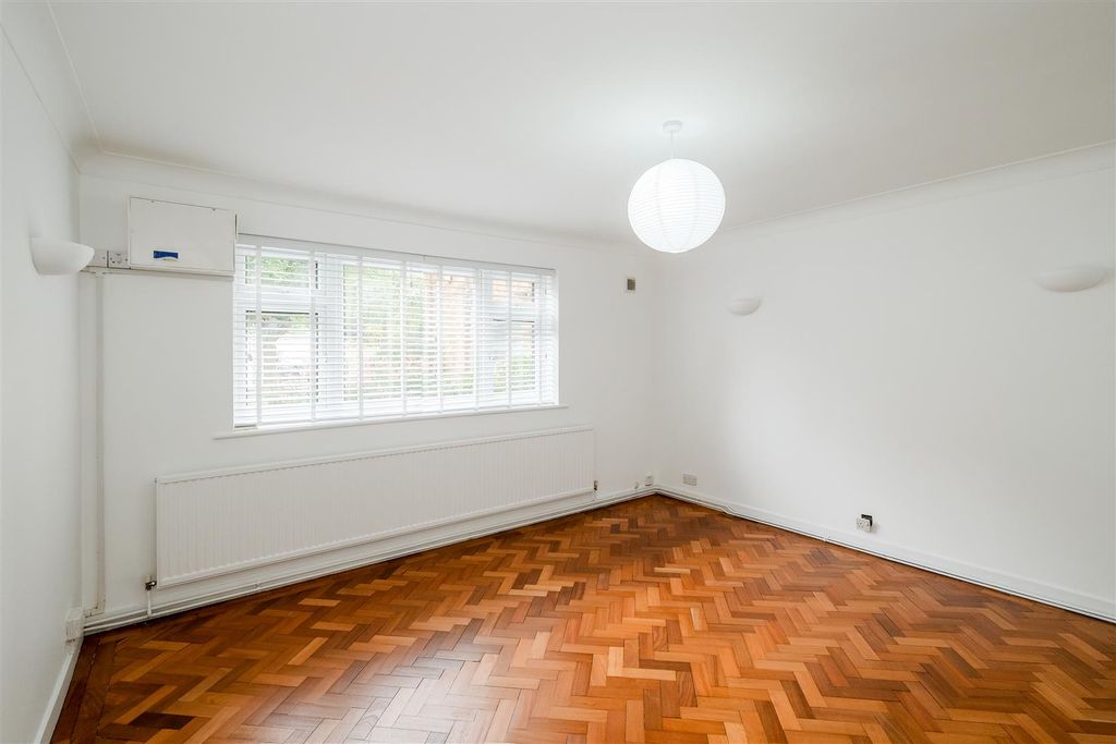 Property photo 3 of 22 8 Hadleigh Lodge-15.Jpg