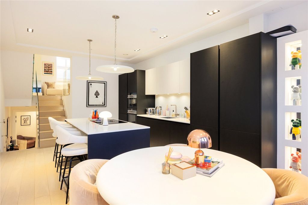 Property photo 3 of 10 Kitchen