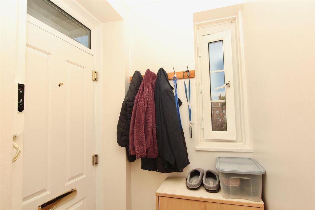 Property photo 3 of 14 Pentland House, N16