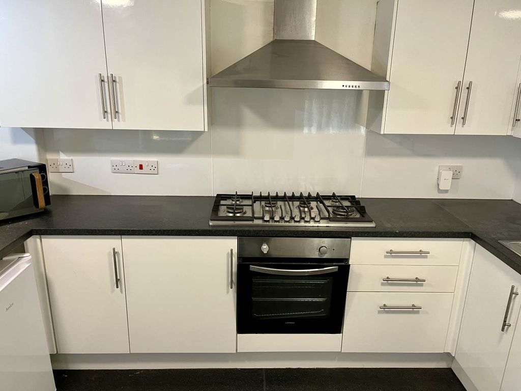 Property photo 2 of 15 Kitchen 2
