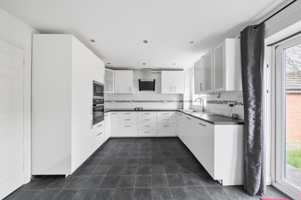 Property photo 3 of 18 Kitchen