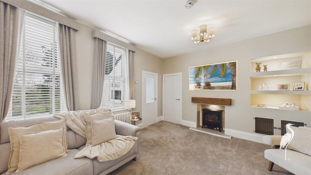 Property photo 1 of 18 Lounge