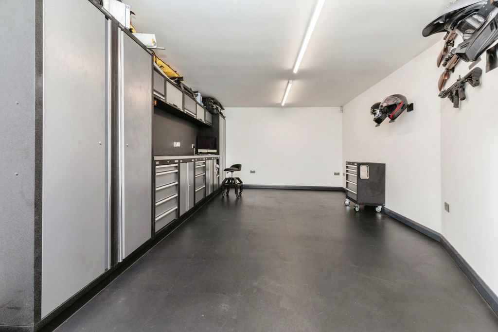 Property photo 2 of 19 Workshop/Outbuilding