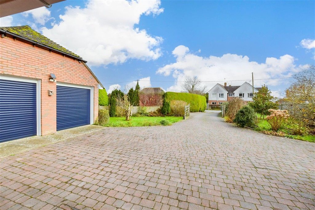 Property photo 2 of 20 Driveway/Parking